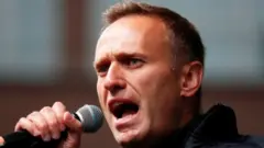Alexei Navalny alisafirishwa kwa ndege hadi mjini Berlin mwezi Agosti baada ya kuugua katika ndege