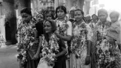 સત્યાગ્રહ કરતી મહિલાઓ