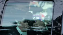特朗普周日坐車現身，向支持者舉起姆指，隨即返回醫院。