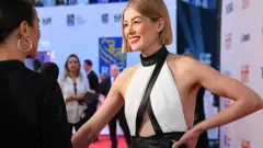 رزاموند بايك في العرض الأول للفيلم في مهرجان تورنتو عام 2019