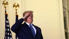کرونا در آمریکا؛ ترامپ به کاخ سفید برگشت، منتقدان می‌گویند او به خانواده قربانیان بی‌توجه است