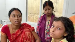 जूली अपनी बच्ची के साथ