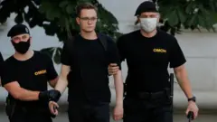 Белорусский ОМОН задерживает молодого человека