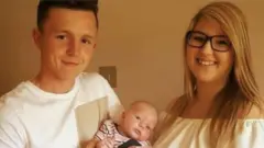 Jamie Heavens com sua esposa e filho