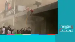 أم تلقي بابنها من مبنى يحترق في جنوب أفريقيا