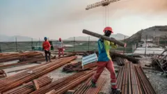 Nama hidha Haaromsaa keessa hojjetu