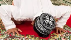 Muumini wa dini ya Kiislam akisali