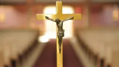 Foto de um crucifixo.