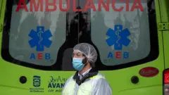 Trabajador sanitario ante una ambulancia en Santiago de Chile