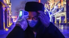 Umugabo uri gupimwa umuriro i Beijing mu murwa mukuru w'Ubushinwa