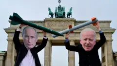 Активисты в масках Путина и Байдена в Берлине