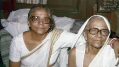 চিত্রিতা ব্যাঙ্গার জির মা অনিতা ব্যানার্জি এবং ঠাকুমা প্রভাতী মুখার্জী