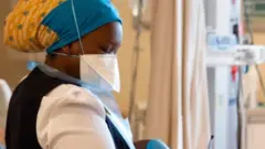 Une infirmière avec un masque