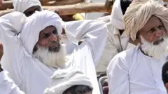 नूंह में एक जनसभा में बैठे लोग 