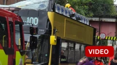 பாலத்தில் மோதிய 'டபுள் டெக்கர்' பேருந்து - பெயர்ந்து விழுந்த மேற்கூரை