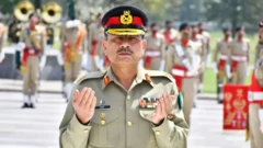 فیلډ مارشال عاصم منیر، چې د ۲۰۲۲ کال له نومبر راهیسې د پوځ مشر دی، اوس به د پاکستان د سمندري او هوايي ځواکونو مشري هم پر غاړه ولري.