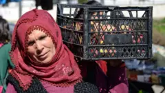 Nisan ayına dair enflasyon verisinden önce gelen yükselen fiyatlara dair açıklamalar, enflasyonda yükselişin süreceğine işaret ediyor. Türkiye Ziraat Odaları Birliği (TZOB) Genel Başkanı Şemsi Bayraktar, üretici ile market arasındaki fiyat farkının en fazla yüzde 448,8 ile elmada görüldüğünü belirtti.