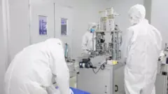 Maske üreten Foxconn çalışanları