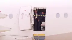 Самолет совершил посадку с открытой дверью