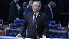 Zequinha Marinho fala no microfone em meio a bancadas do Senado
