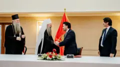 Partijarh SPC Porfirije (drugi s leva) i Dritan Abazović (drugi s desna) na potpisivanju u Podgorici