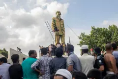 পাঁচই অগাস্ট অনেক স্থানে শেখ মুজিবুর রহমানের ভাস্কর্য ভেঙ্গে ফেলা হয়