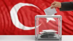 türk bayrağı önünde sandık