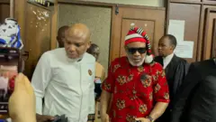 Nnamdi Kanu yi efe ọcha mana nwanne ya nwoke bụ Emmanuel Kanu yi efe isiagụ, ha abụọ kwụ ọtọ n'ụlọikpe Ukwuu dị n'Abuja 