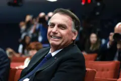 Bolsonaro rindo no STF