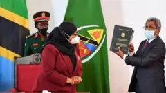 Rais Samia akipokea mapendekezo ya kamati ilioundwa kuishauri serikali kuhusu Corona