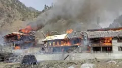 काश्मीरमधली जळणारी घरं