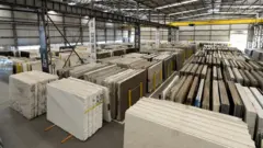 Galpão com chapas de rochas