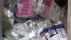 مجموعة أدوية في أكياس بلاستيكية