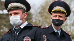 Сотрудники полиции в медицинских масках.