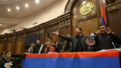 Демонстранты в здании парламента Армении