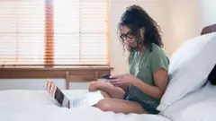 Muitos profissionais jovens só conheceram ambientes de trabalho virtuais, sem aprender normas do ambiente de trabalho que os ajudariam a progredir na carreira.