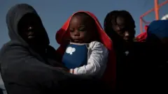 Man dey carry im child