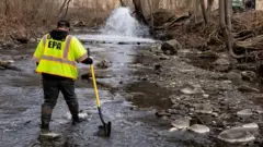 Oficiales examinando el agua.