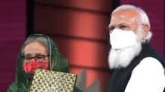 শেখ রেহানার হাতে শেখ মুজিবকে ভারতের দেয়া গান্ধী শান্তি পুরস্কার তুলে দিচ্ছেন নরেন্দ্র মোদী