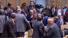 وقعت مشادات كلامية وعراك بالأيدي أثناء جلسة لمجلس النواب الأردني الثلاثاء