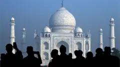 তাজমহলে ভারতে পর্যটকদের এক নম্বর আকর্ষণ