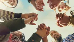 Люди держатся за руки