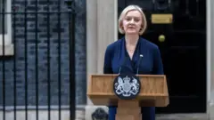 Liz Truss em frente a 10 Downing Street