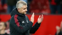 HLV Manchester United đã chịu áp lực từ chức từ trước trận đấu với Liverpool.