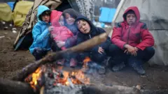 niños en la frontera con Grecia