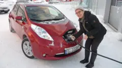 Norveç'in Tromsö kentinde elektrikli aracını şarj eden bir sürücü