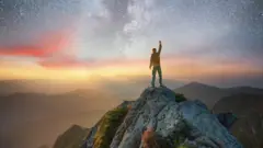 Hombre sobre una montaña.