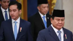 Presiden Prabowo Subianto didampingi Wakil Presiden Gibran Rakabuming Raka bersiap melantik Gubernur dan Wakil Gubernur Papua Pegunungan dan Kepulauan Bangka Belitung di Istana Negara, Jakarta, Kamis (17/5/2025). Presiden melantik Gubernur dan Wakil Gubernur Papua Pegunungan John Tabo dan Ones Pahabol serta Gubernur dan Wakil Gubernur Kepulauan Bangka Belitung Hidayat Arsani dan Hellyana untuk masa jabatan 2025-2030 berdasarkan Keputusan Presiden Nomor 39P Tahun 2025. 
