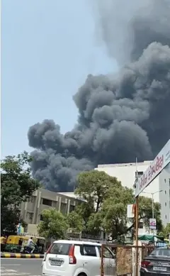 Fumaça sobe após a queda de um avião logo após a decolagem do Aeroporto Internacional Sardar Vallabhbhai Patel, no estado de Gujarat, no oeste da Índia, em 12 de junho de 2025