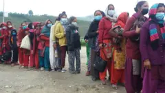 कर्णालीमा चामल लिन लाइन बसेका महिलाहरू